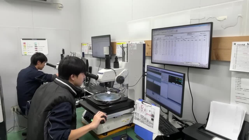 顕微鏡を覗く男性